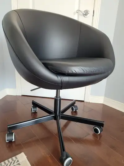 The soft SKRUVSTA work chair can be adjusted in height, so you can adapt it to your height. The cast...