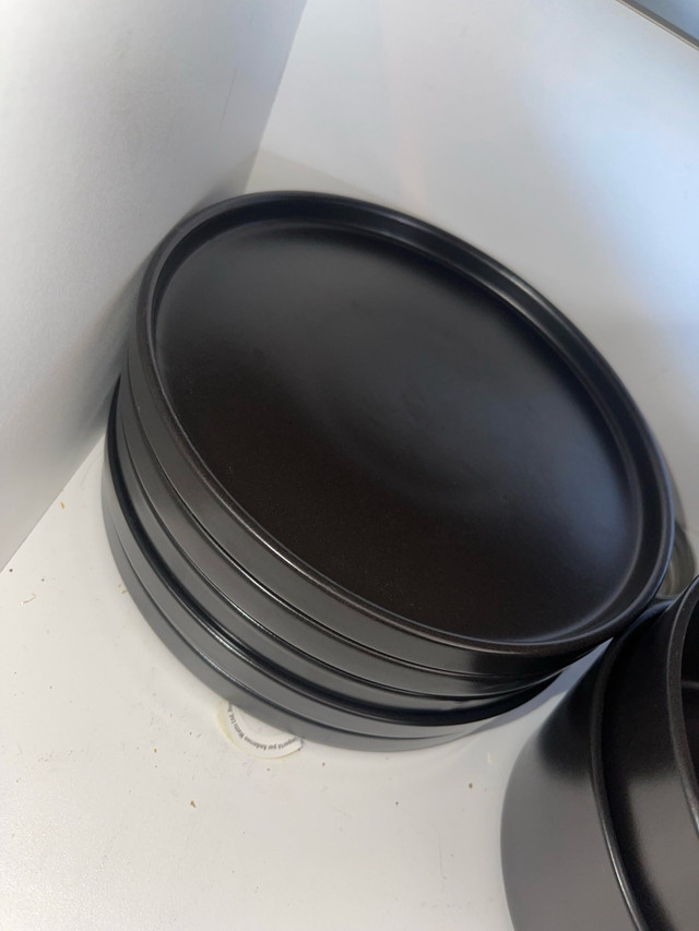 set de vaisselle noir dans Vaisselle et articles de cuisine  à Longueuil/Rive Sud - Image 3