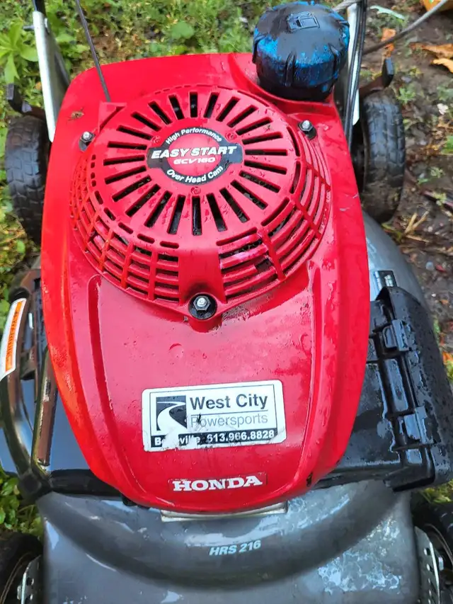 Honda Lawnmower in Lawnmowers & Leaf Blowers in Belleville - Image 5