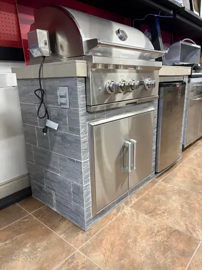 PRIX RÉGULIER 10079.99$ Cet îlot de cuisine extérieure est conçu pour comporter un gril encastré Coy...