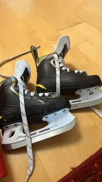 ICE SKATE WITH HELMET FOR BOYS 7-8YRS OLD FOR SALE!!!