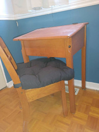 Pupitre et chaise en bois antique