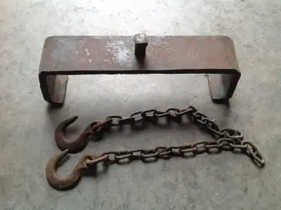 Ancien crochet ou pince de levage pour poutrelle d'acier ( H- beam); 33.5 cm d'ouverture, avec deux...