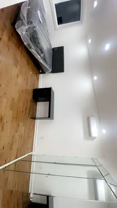 ✨ Résumé express Superbe appartement haut de gamme de 1350 pi², entièrement meublé et rénové, situé...