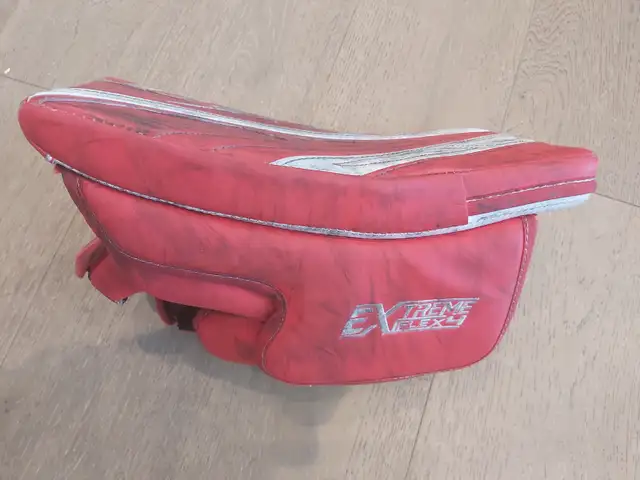CCM Extreme Flex 4 Goalie Pads 31+1, Blocker and Glove in Hockey in Calgary - Image 5