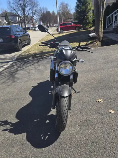 Moto comme neuve, utilisation une été avec uniquement 583 km. Moto entreposée à lintérieur d'un gara...