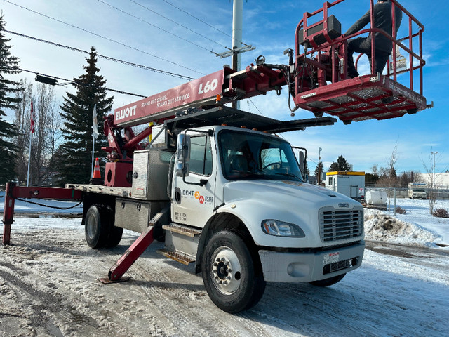 Crane Truck Elliott L60R High Reach - 1 owner low KM/hours in Heavy Trucks in Calgary - Image 2