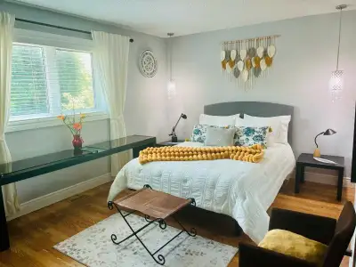 Private Oasis: Spacious Luminous Room with Ensuite & Kitchenette