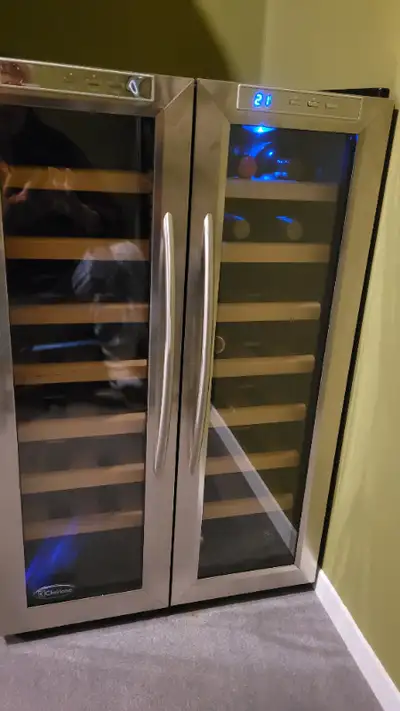 Cellier à vin, peut contenir 32 bouteilles, très propre. 2 thermostats : un thermostat qui ne refroi...