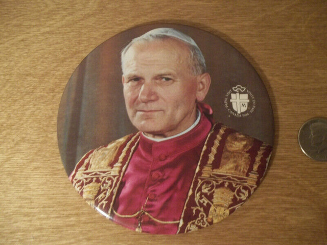 Macarons-Saint Jean-Paul II 1984 (18 mai 1920- 2 avril 2005) dans Art et objets de collection  à Ville de Montréal - Image 2