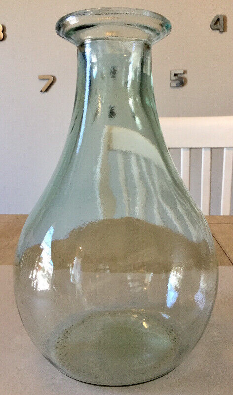 Vase a fleurs/ vase de table en verre  en forme de poire 12,5 po dans Décoration intérieure et accessoires  à Laval/Rive Nord - Image 2