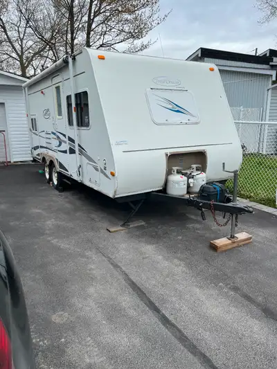 Roulotte 21 pieds 2006 , pèse 2950 lbs Demande 5900$ Vient avec barre stabilisatrice Peu faire l’ajo...