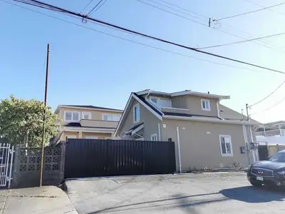 Features: - 3 Bedrooms, 2 Bathrooms – Plenty of space for shared living. Perfect for 3-4 people. - P...