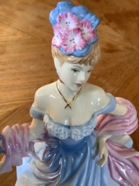 Royal Doulton Pretty Ladies Figurine A TENDER MOMENT