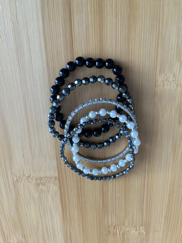Set of fashion faux pearl bracelets in Jewellery & Watches in City of Montréal - Image 3