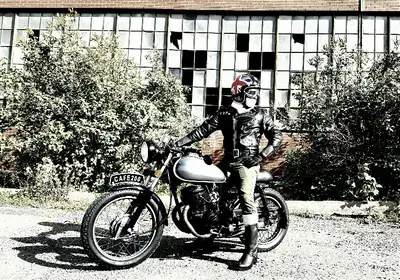 Je met à vendre ma superbe bécane Honda CM200 1982 style Cafe Racer. Une toute petite machine qui vo...