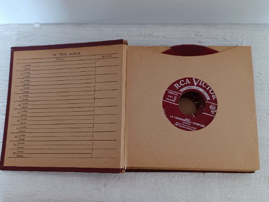 Ancien Coffret RCA Victor / 12 Disques 45 Tours rouge / 1930-40 dans CD, DVD et Blu-ray  à Lac-Saint-Jean - Image 2