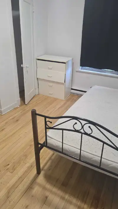 Chambre a louer au 2 ieme etage d un triplex. Electricite non inclus Et une autre chambre a louer au...