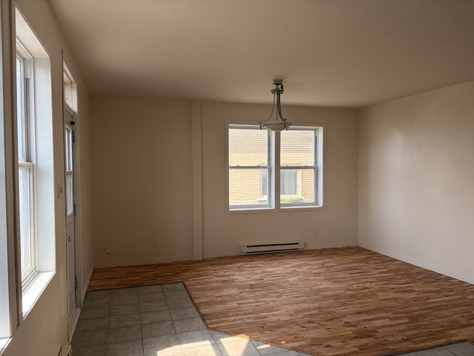 GRAND 4½ RÉNOVÉ — 2 CHAMBRES FERMÉES  - 1ER MOIS OFFERT — photo 3