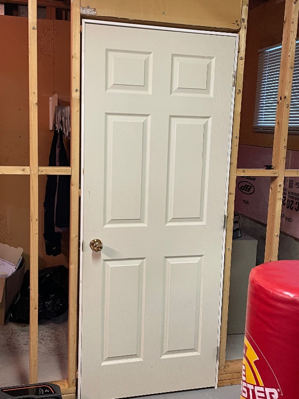 Porte intérieure 32 x 80 pouces avec cadre, pentures et poignée