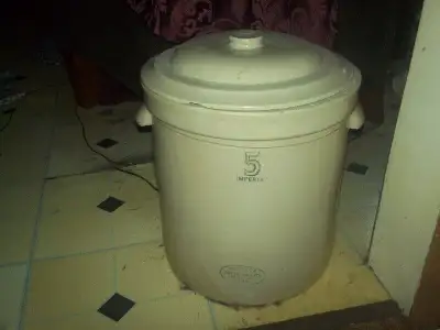 jards en gres 5 gallons une petite chip sur le couvert, View more