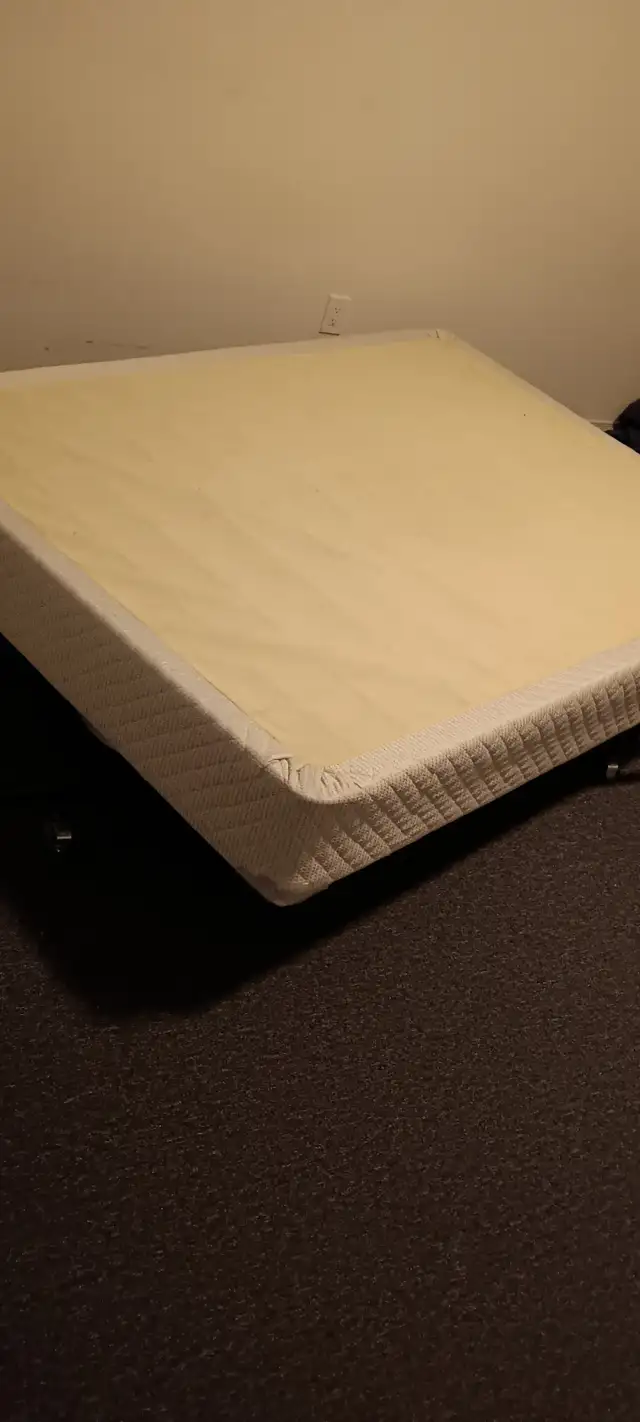 Queen size bed in Bedding in Gatineau - Image 3