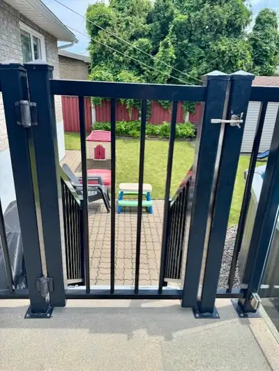 Porte en aluminium noir en barrotins et système de fermeture, View more