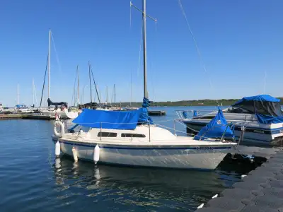 Sailboat for Sale - 1975 Columbia T23 Seaworthy, looks great and sails great with a reliable new mot...