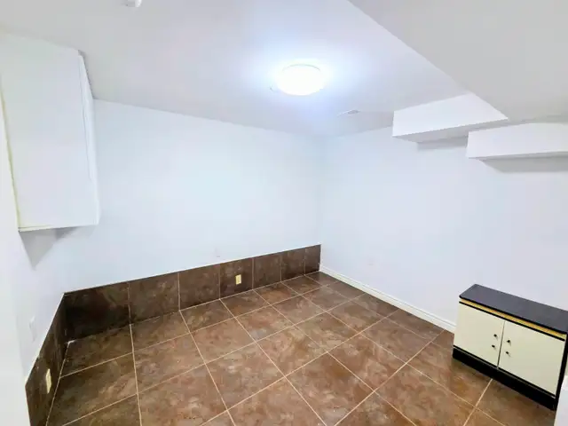 Fully furninshed Basement and top floor private room in Room Rentals & Roommates in Mississauga / Peel Region - Image 6