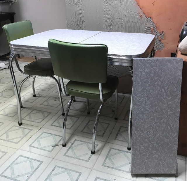 Table et 4 chaises de cuisine vintage dans Mobilier de salle à manger et cuisine  à Gaspésie