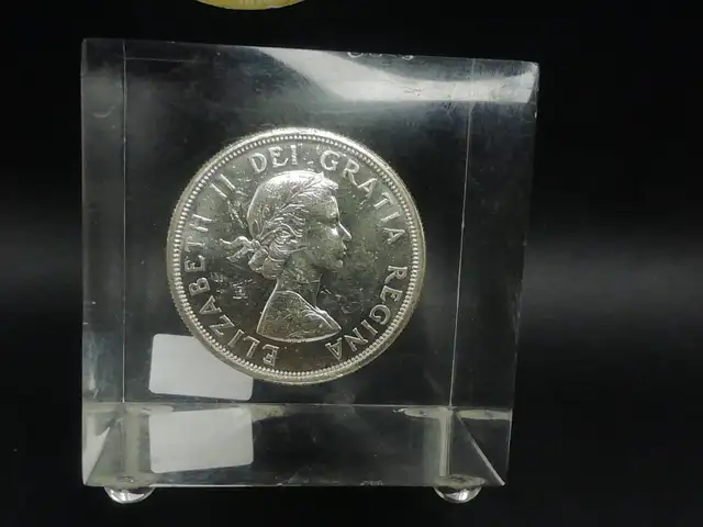 1964 Canadian silver dollar in Acrylic cube!!!!63826839622019121