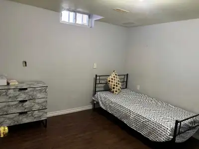 Room for Rent Scarborough Near Centennial (Female) Looking for a clean and comfortable place to stay...