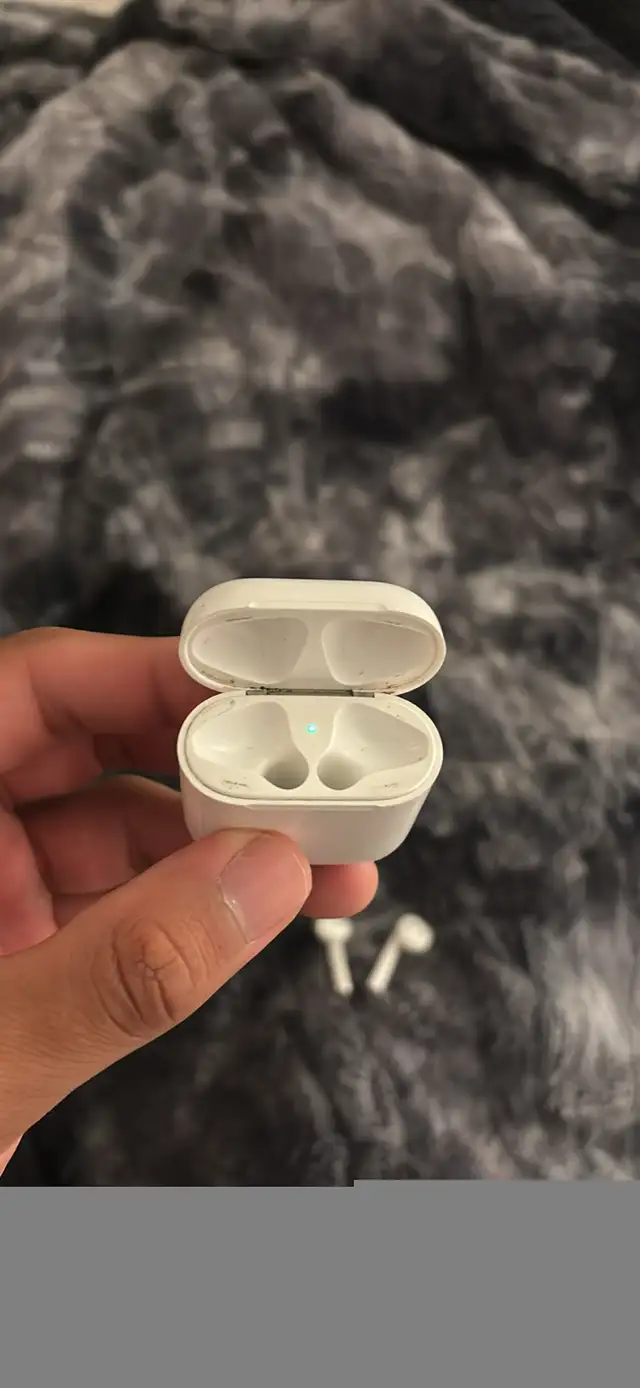 Écouteur airpods in Headphones in City of Montréal - Image 5