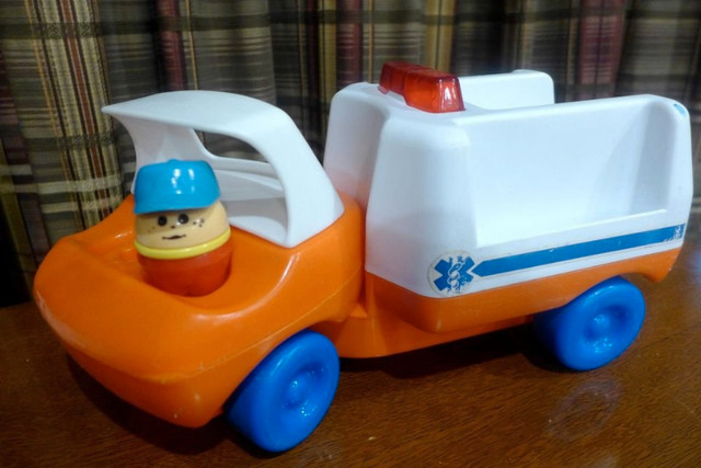 Ambulance et figurine Vintage 1985 Little Tikes 30$ dans Jouets et jeux  à Laval/Rive Nord - Image 2