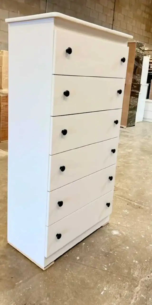 6 draw dresser with black knobs in Dressers & Wardrobes in Oakville / Halton Region - Image 3