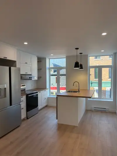 ✨DISPONIBLE DÈS MAINTENANT✨ Voici votre occasion d’habiter un superbe logement rénové situé sur la m...