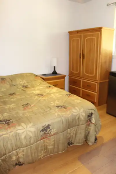 Chambre à louer au R-C (11,5’X9,5’) à 650$ par mois. Meublée, éclairée, chauffée, illico, internet i...
