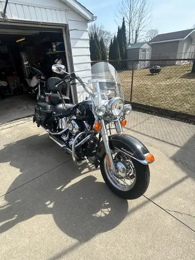 FOR SALE 2014 HARLEY DAVIDSON HERITAGE SOFTAIL. LADY DRIVEN, 19000 KM, REMOVABLE WINDSHERD, SEREMING...