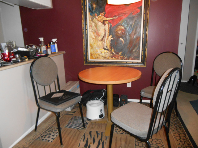 table dinning room 30-32inch round$99 trade3 iphone10=14 in Dining Tables & Sets in Ottawa - Image 4