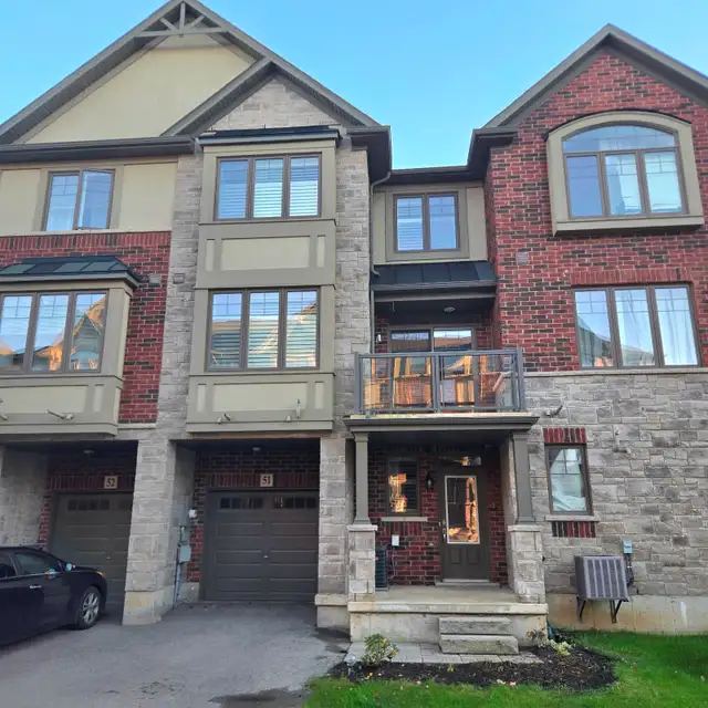 Modern Ancaster Townhouse — Bright, Clean & Move‑In Ready