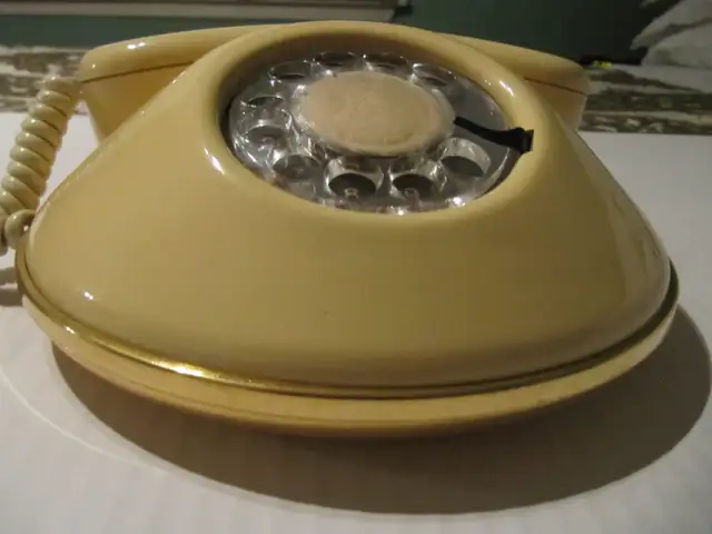 Northern Telecom Pancake Flying Saucer Rotary Phone 1960-70sRare in Arts & Collectibles in Mississauga / Peel Region - Image 6