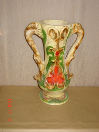 Beau vase a fleurs en plâtre, antique.