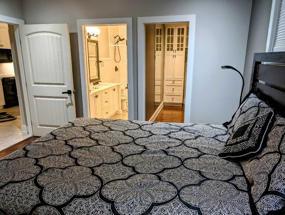 one bedroom suite private bathroom  all bills included 1