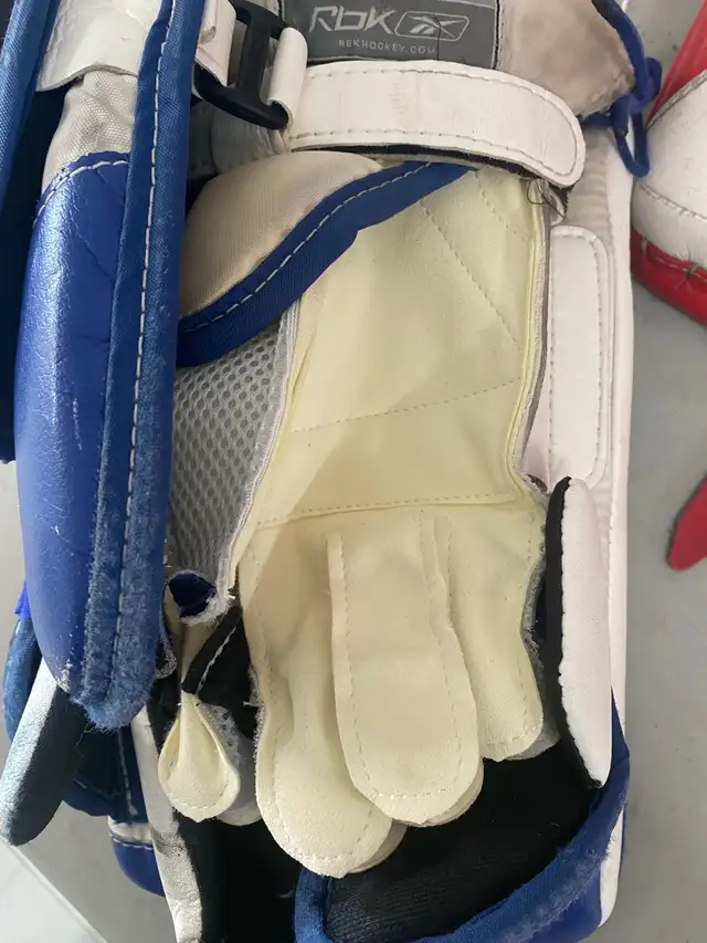 Goalie pads & gloves (34"+1) in Hockey in Markham / York Region - Image 3