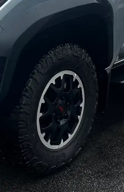 4 pneus Goodyear Wrangler Duratrac RT à vendre. Homologué l’hiver(pictogramme) 265/70r17. 5000km d’u...