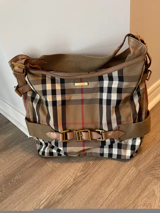 Burberry authentic bag  in Women's - Bags & Wallets in City of Toronto - Image 3