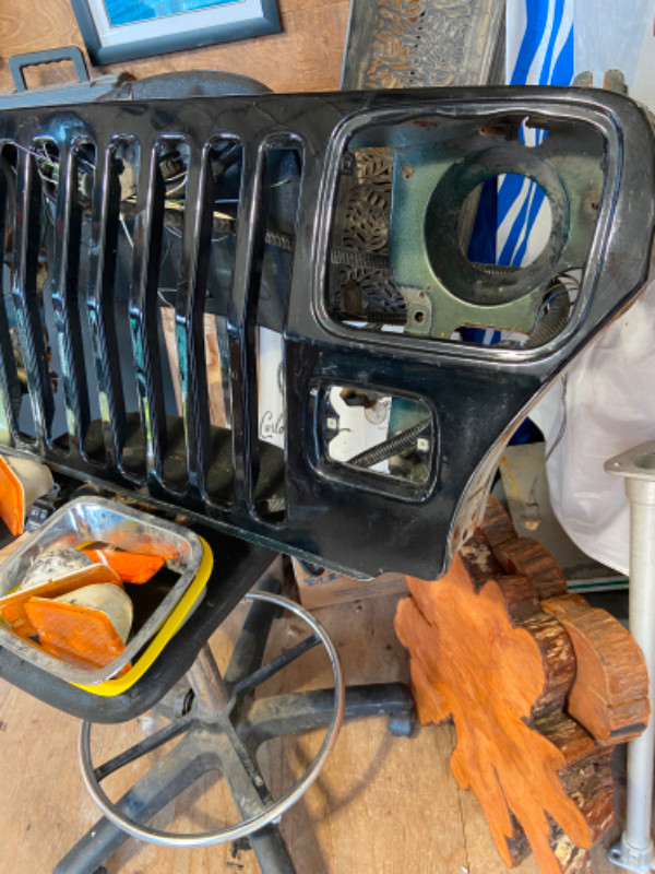 Jeep YJ Grill Assembly with wiring / lens/1 light/signals ++ in Auto Body Parts in Kawartha Lakes - Image 2