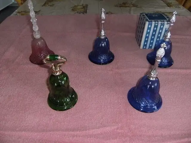 Avon collection de bouteilles # 19 in Arts & Collectibles in Edmundston - Image 2