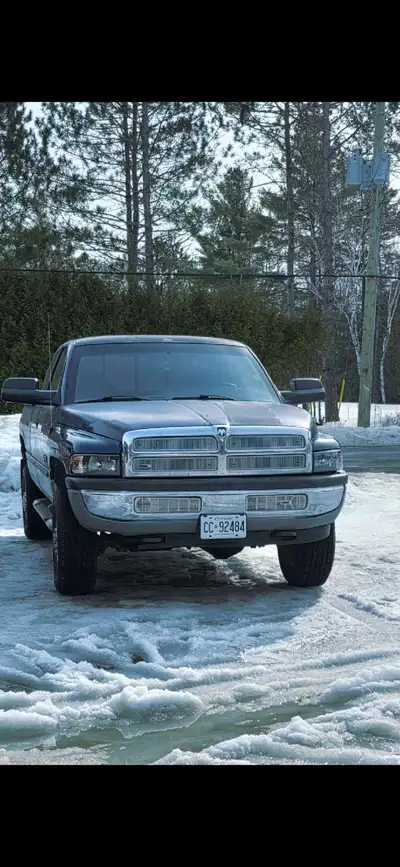 2001 Dodge Ram 2500 5.9L Diesel 4x4 Extended Cab 337,000 kms Truck runs and drives great, dash has a...