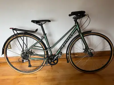 Vélo léger et performant pour tous vos déplacements en ville. Belle peinture métallique couleur vint...